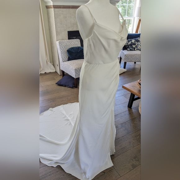 Elegant White Wedding Gown - Picture 8 of 16